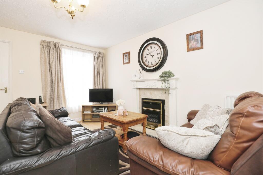 Ridge Drive, Rugby CV21 3 bed detached house to rent £1,300 pcm (£300 pw)