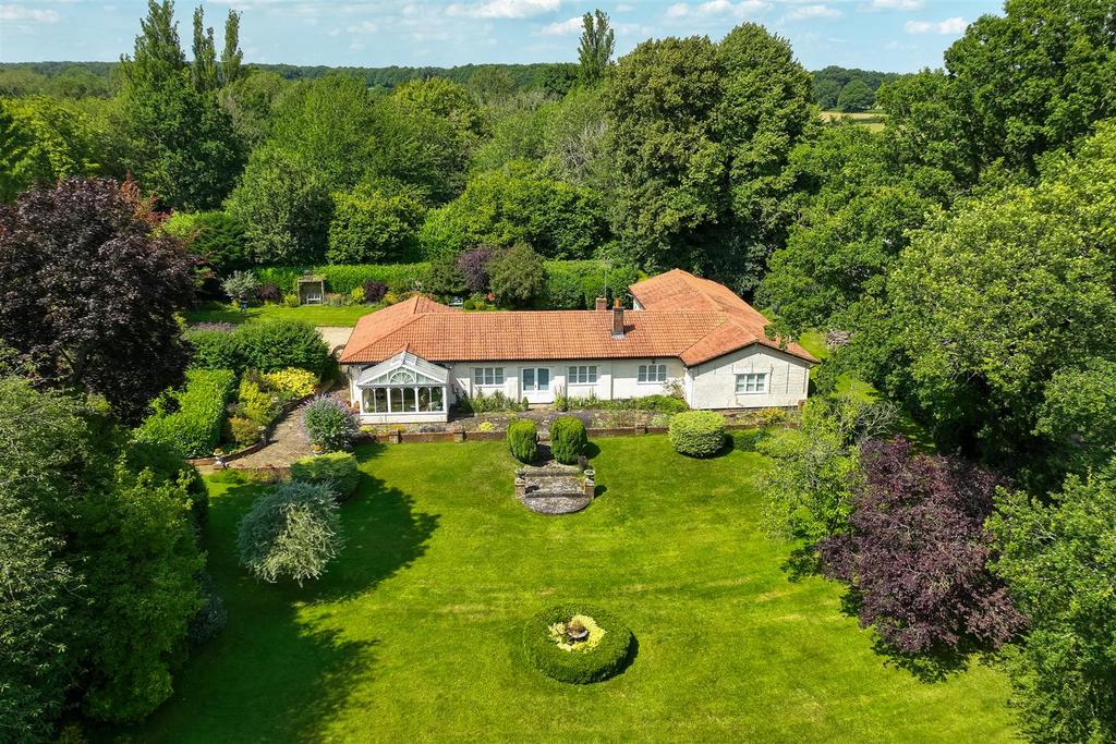 Buckland Common, Tring 4 bed detached house for sale £1,800,000
