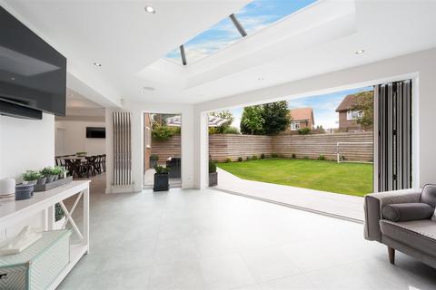 3 Ellington Way, Epsom, KT18 5TA