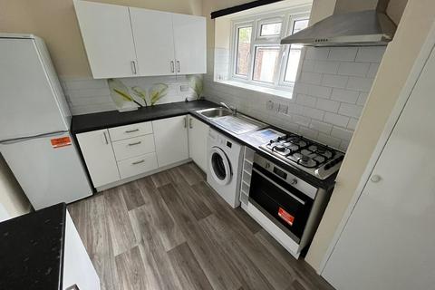 2 bedroom flat to rent, Pevensey Avenue, EN1