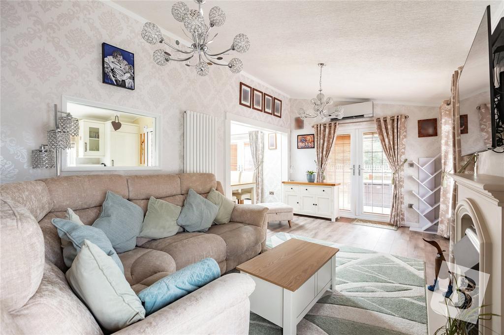 Hawk Hill, Battlesbridge, Wickford... 2 bed park home for sale £300,000