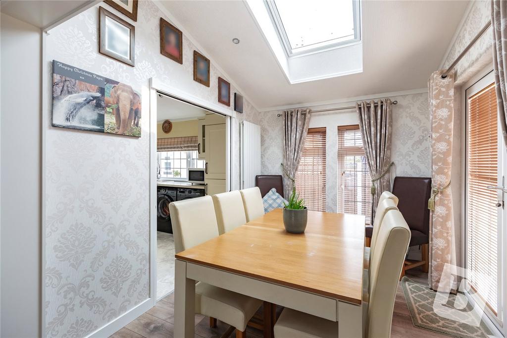 Hawk Hill, Battlesbridge, Wickford... 2 bed park home for sale £300,000