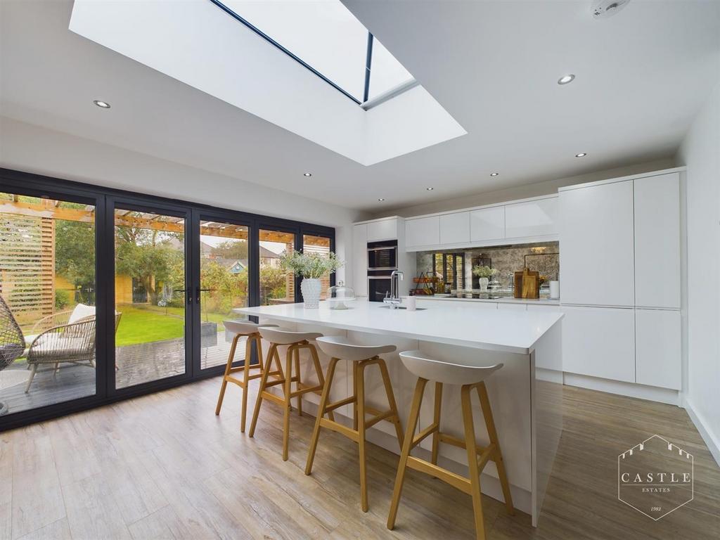 LARGE OPEN PLAN LIVING, DINING &amp; KITCHEN AREA