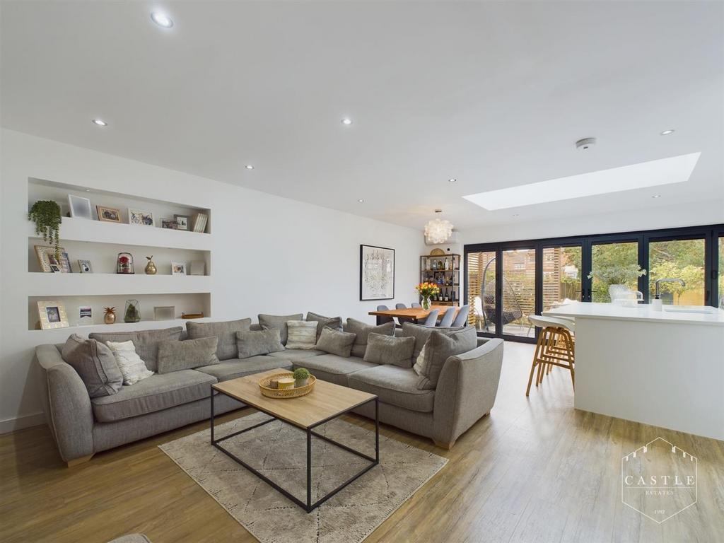 LARGE OPEN PLAN LIVING, DINING &amp; KITCHEN AREA