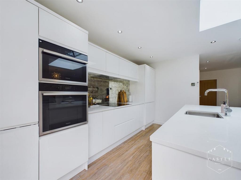 LARGE OPEN PLAN LIVING, DINING &amp; KITCHEN AREA