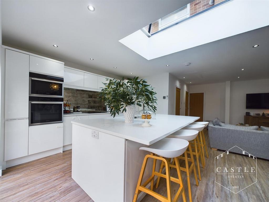 LARGE OPEN PLAN LIVING, DINING &amp; KITCHEN AREA