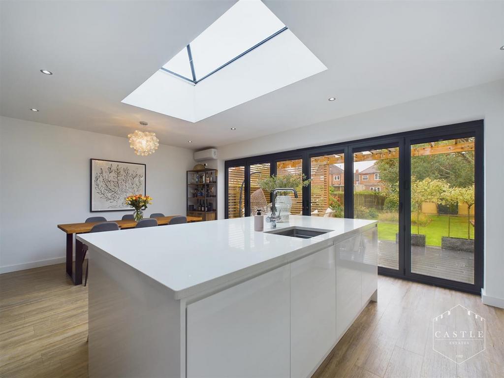 LARGE OPEN PLAN LIVING, DINING &amp; KITCHEN AREA