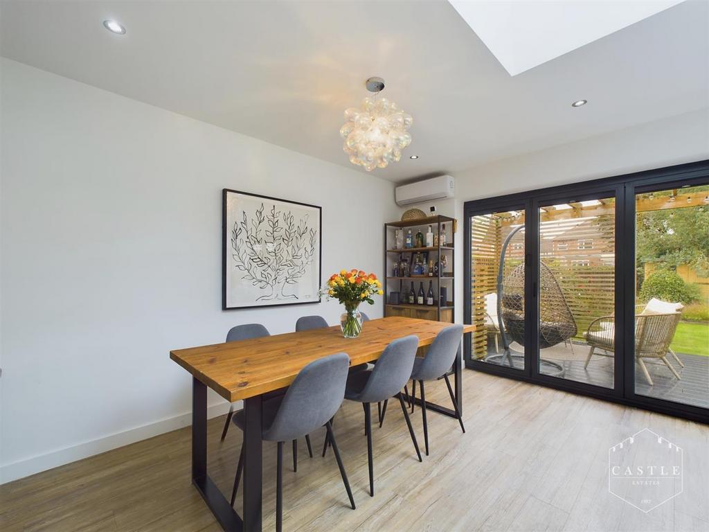 LARGE OPEN PLAN LIVING, DINING &amp; KITCHEN AREA