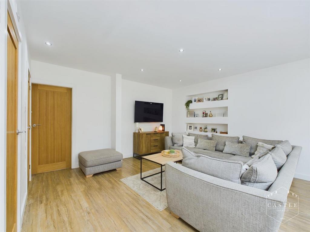 LARGE OPEN PLAN LIVING, DINING &amp; KITCHEN AREA