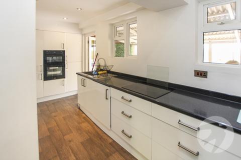 3 bedroom terraced house for sale, Winchcomb Gardens, London, SE9