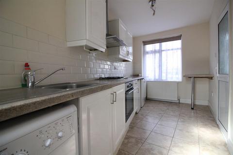 2 bedroom flat to rent, Cornwall Avenue, Southall