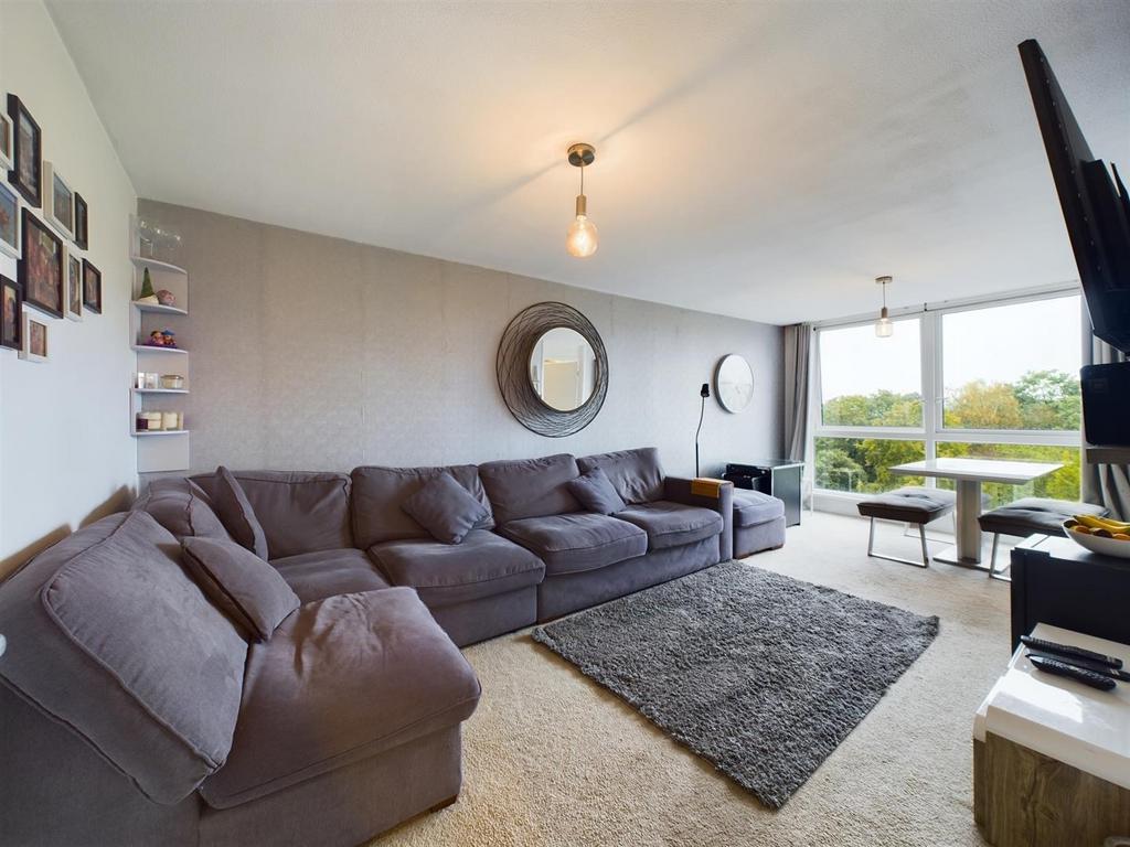 Milton Mount, Crawley RH10 2 bed flat for sale £220,000