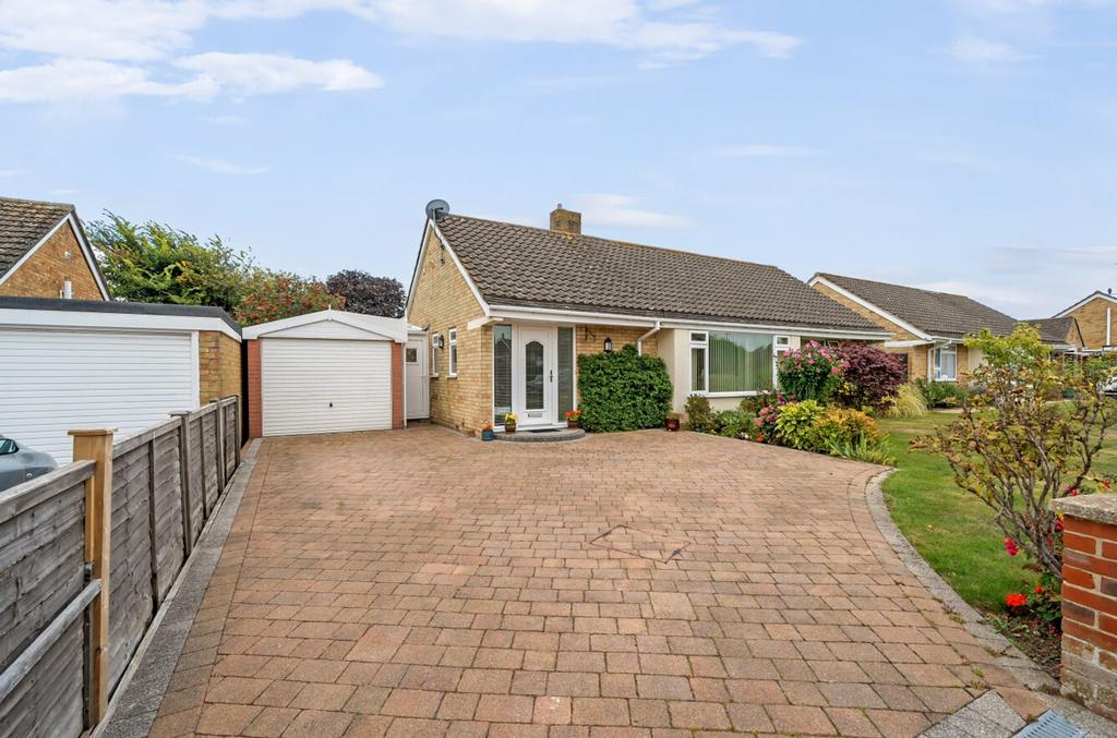 Ormesby Crescent, Felpham, PO22 3 bed detached bungalow for sale £499,950