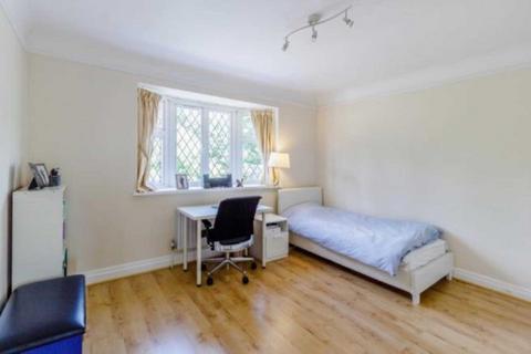 4 bedroom detached house to rent, Burghley Avenue, New Malden