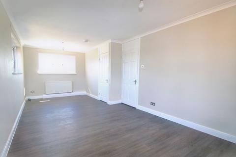 2 bedroom flat to rent, Owlets Hall Close, Hornchurch, RM11