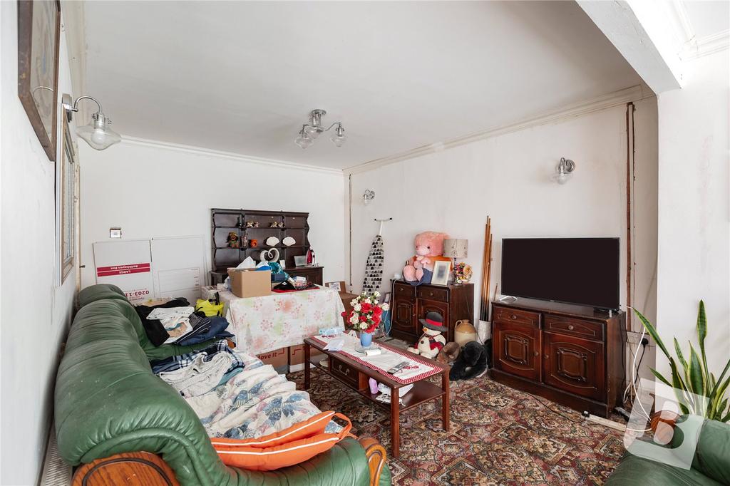 Crow Lane, Romford, RM7 3 bed semidetached house for sale £400,000