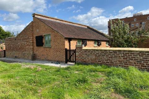 2 bedroom detached house to rent, Hall Lane, Crewe CW3