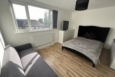 3 bedroom duplex to rent, Moor Grange View,  Leeds, LS16