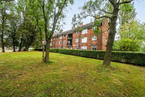 2 bedroom flat for sale, Saxon Mount, Alwoodley, Leeds, LS17