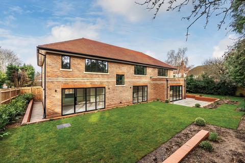 4 bedroom detached house for sale, Cross Lanes, Guildford, Surrey, GU1.