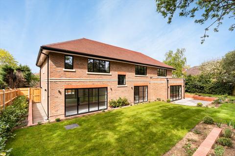4 bedroom detached house for sale, Cross Lanes, Guildford, Surrey, GU1