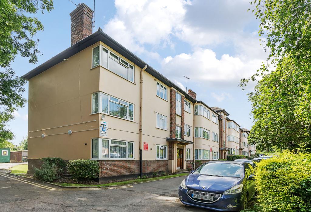 Canons Court, Stonegrove, Edgware... 2 bed flat to rent £1,500 pcm (£