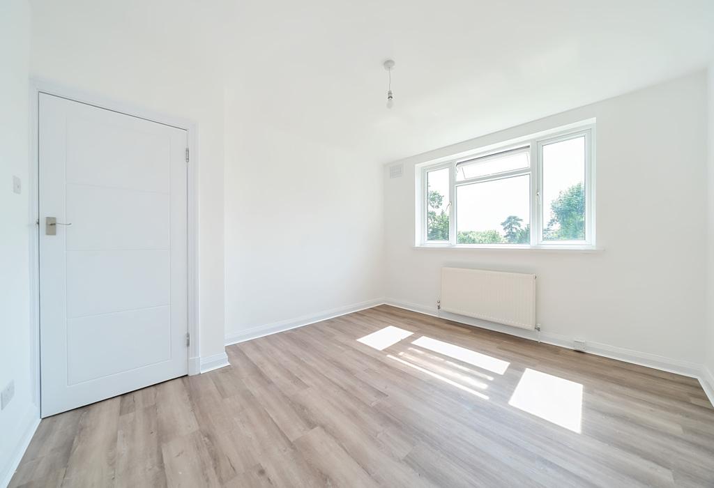 Canons Court, Stonegrove, Edgware... 2 bed flat to rent £1,500 pcm (£