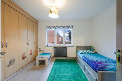 19 Egan Close, Kenley, CR8 5GG