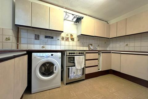 1 bedroom flat for sale, Bawdsey Avenue, Ilford