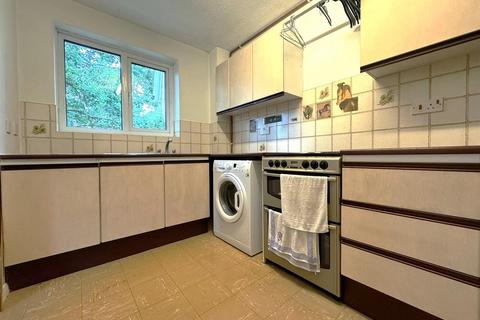 1 bedroom flat for sale, Bawdsey Avenue, Ilford