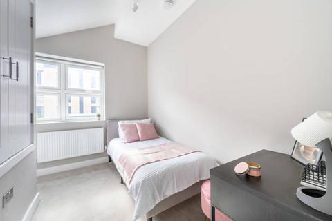 3 bedroom flat to rent, Prout Grove, Neasden, NW10