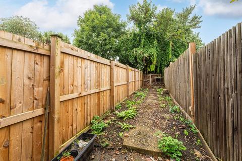 2 bedroom maisonette to rent, Fallsbrook Road, Streatham, London, SW16