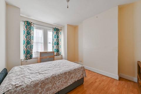 2 bedroom maisonette to rent, Fallsbrook Road, Streatham, London, SW16