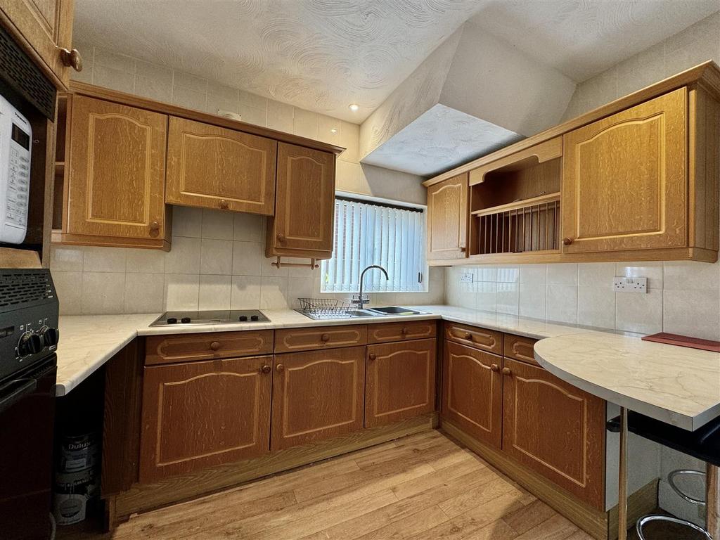 Kitchen with Breakfast bar