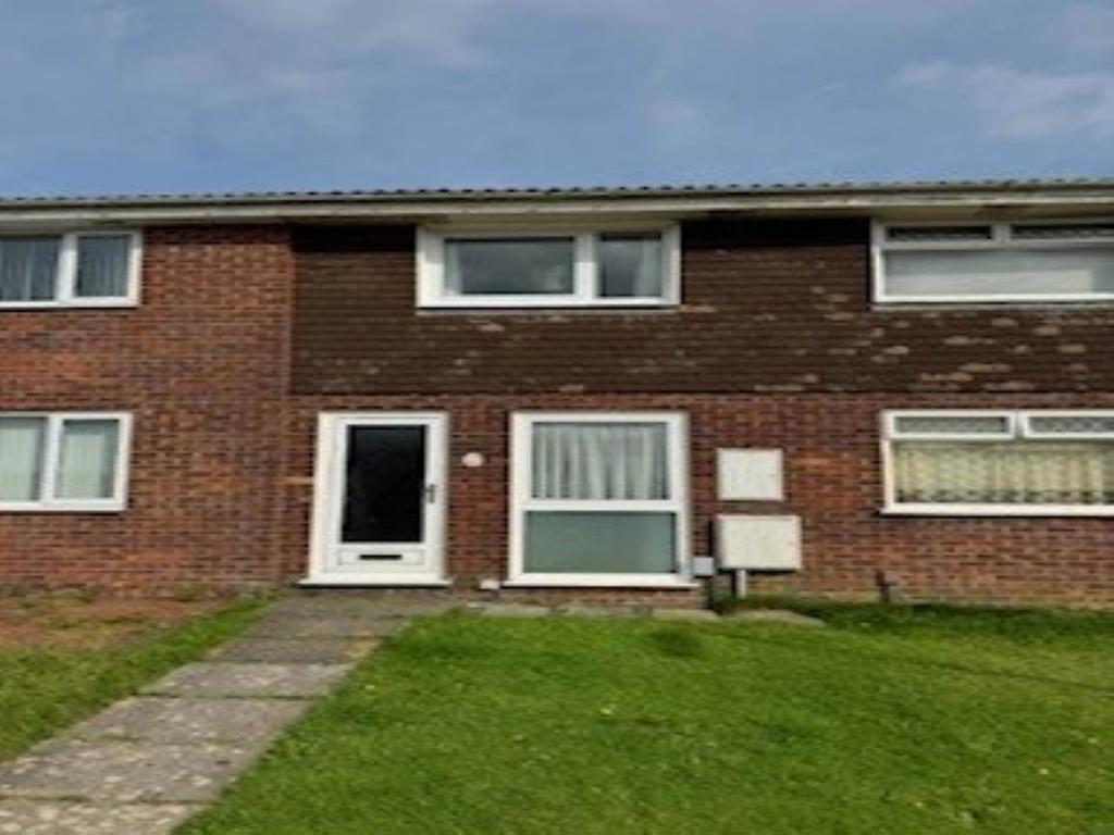 Mackworth Drive, Cimla, Neath 2 bed terraced house to rent £695 pcm