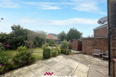 3 bedroom semi-detached house to rent, Ambrose Avenue, Doncaster DN7