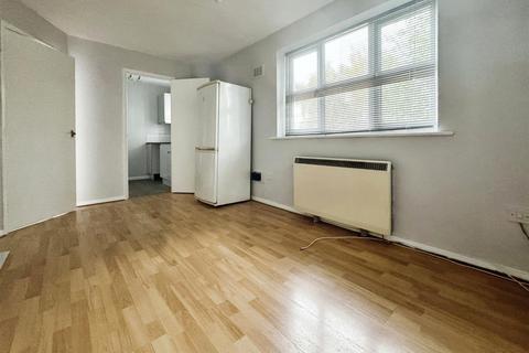 1 bedroom flat to rent, Crest Avenue, Grays