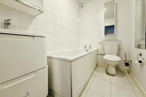 1 bedroom flat to rent, Crest Avenue, Grays