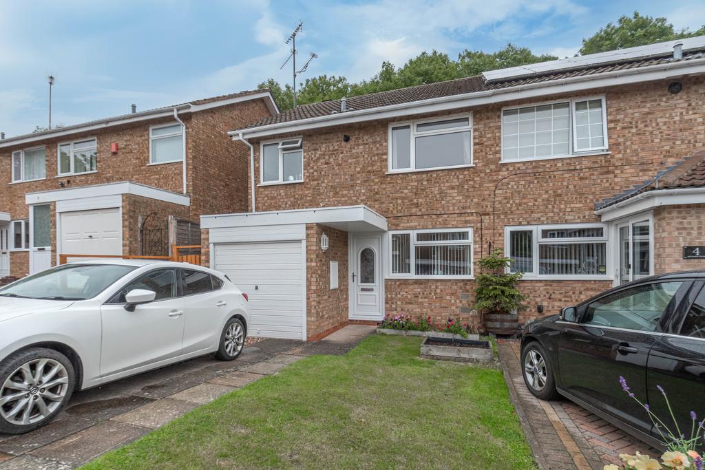 Atcham Close, Redditch... 3 bed semidetached house to rent £1,200