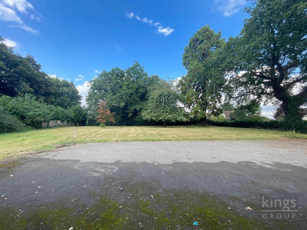 Front Garden and driveway.jpg