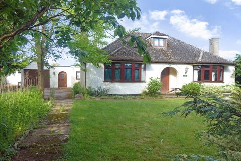 4 bedroom detached bungalow to rent, Chacombe Road, Middleton Cheney