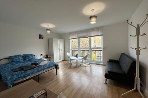 3 bedroom flat to rent, Trimdon Building, Plender Street, London