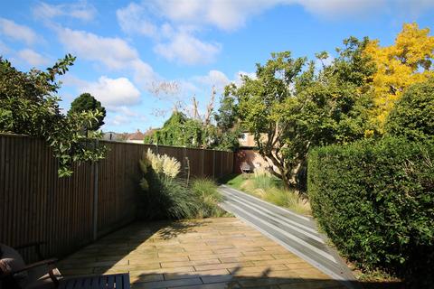 12 Warenne Road, Fetcham, Leatherhead, KT22 9UQ