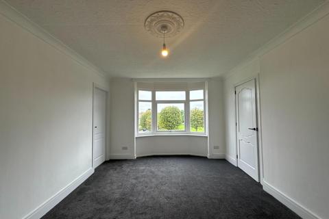 3 bedroom flat to rent, Curling Crescent, Kings Park, Glasgow, G44