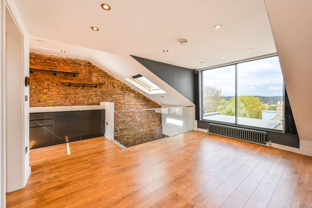 Ridge Road, Crouch End, London, N8 2 bed flat to rent £3,033 pcm (£