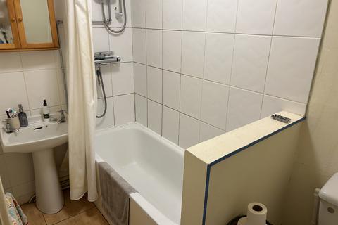 1 bedroom flat to rent, Central Road, Manchester M20