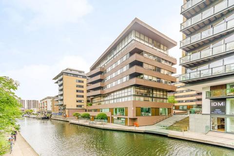 2 bedroom flat for sale, Gainsborough Studios, Islington, London, N1