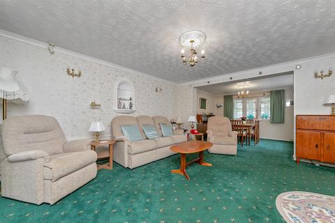 2 bedroom detached bungalow for sale, Swans Close, St. Albans