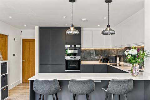 33 Gander Green Lane, Sutton, SM1 2EG