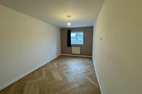 2 bedroom flat to rent, Hepworth Court,Stevenage,SG2